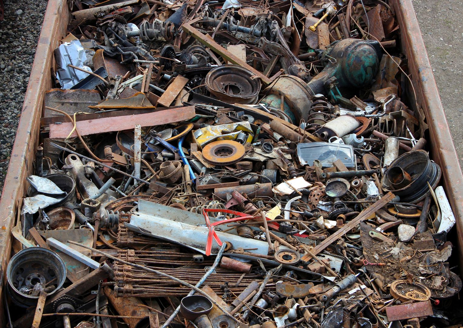 Metallschrott im Container